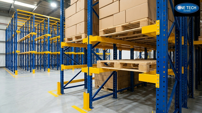 Kệ drive in công nghiệp thực tế có ray đỡ pallet chắc chắn