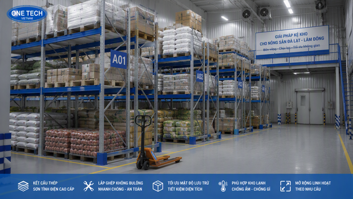 Pallet và xe nâng tay dùng trong kho hàng tại Lâm Đồng